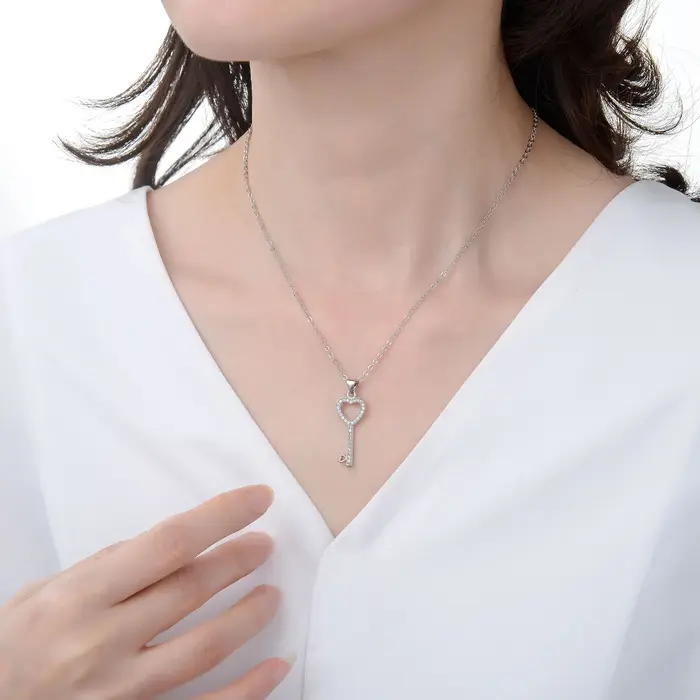 Collier minimaliste en plaqué or avec pendentif en forme de cœur et clé creuse