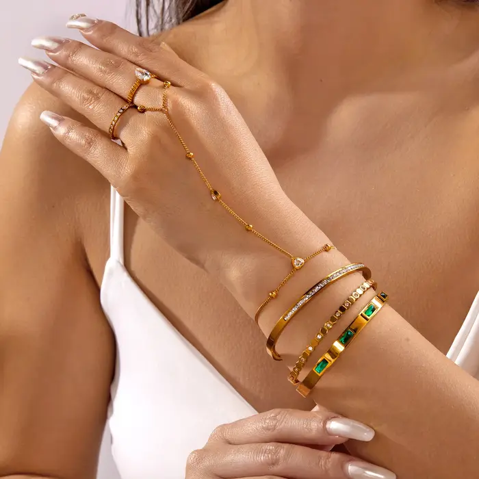 Chaîne de main délicate en zircon en forme de cœur pour femme