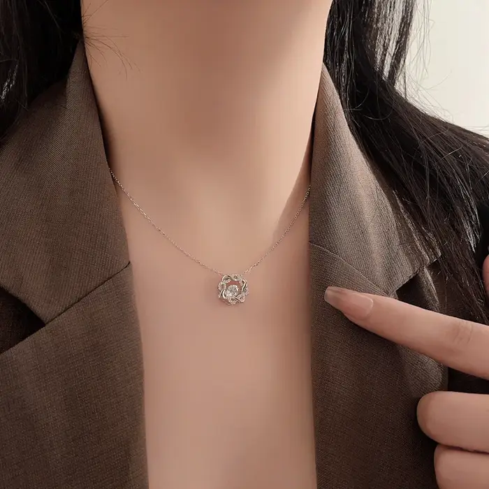 Un délicat collier étoile à huit branches en argent 925 avec moissanite de 0