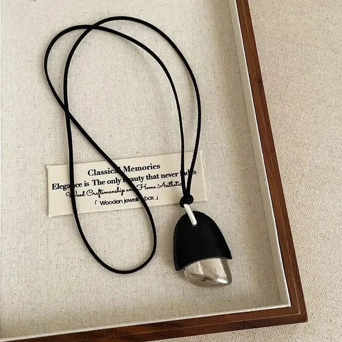 Collier ras du cou en cuir PU pour femmes, noir, gris clair, pendentif pomme de pin métallique, cord