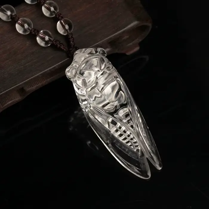 Collier pendentif cigale en cristal blanc naturel sculpté à la main