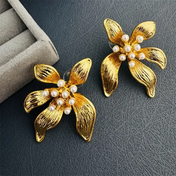 Boucles d'oreilles surdimensionnées en perles avec détails en émail floral pour femmes occasions spéciales et tenues sophistiquées
