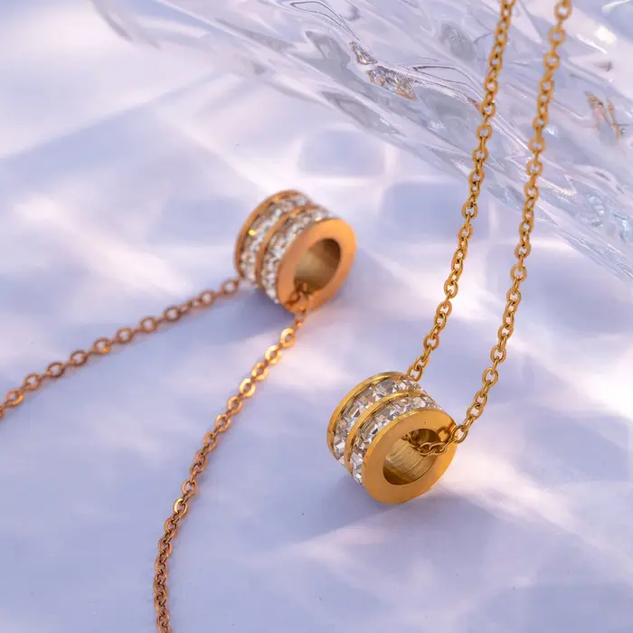 Collier pendentif double rangée CZ en acier inoxydable plaqué or 18 carats