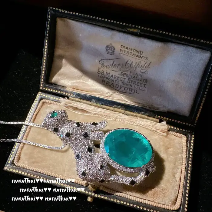 Collier pendentif léopard en pierres précieuses émeraude taillées ovales de luxe avec JOWomen