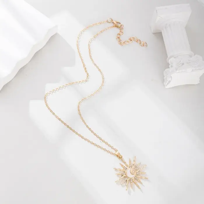 Collier avec pendentif trois en un en strass brillant