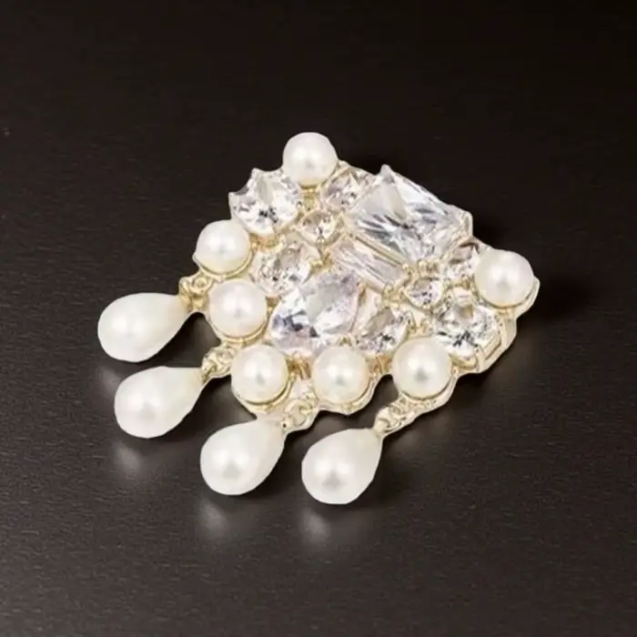 Broche incrustée de perles de strass scintillants de luxe à la mode