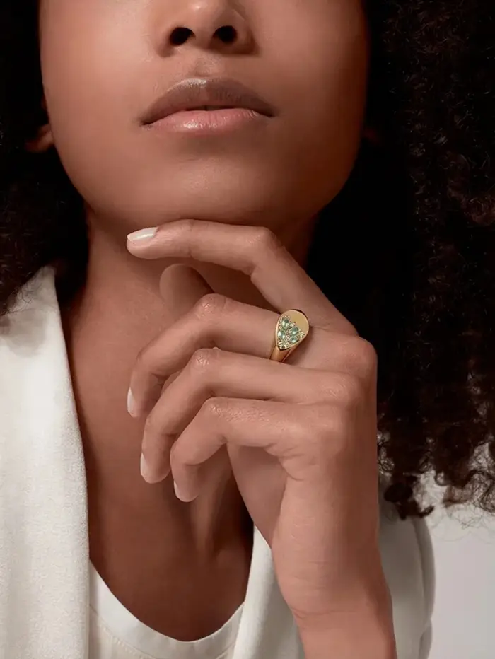 Bague signet vintage en or avec incrustation de zircon bleu